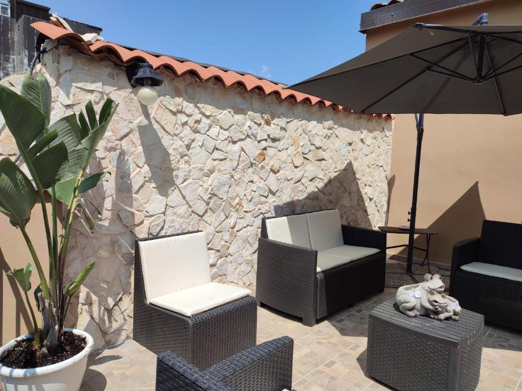A seating area at Appartamento Aci Sant'Antonio