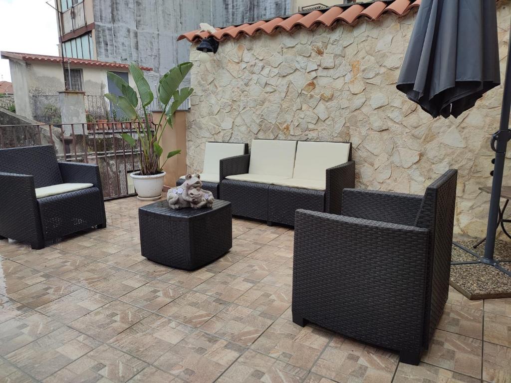 A seating area at Appartamento Aci Sant'Antonio