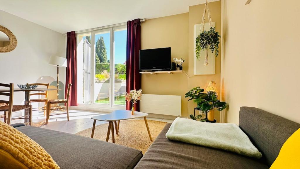 un salon avec un canapé et une table dans l'établissement Charme & Soleil YourHostHelper, à Castelnau-le-Lez