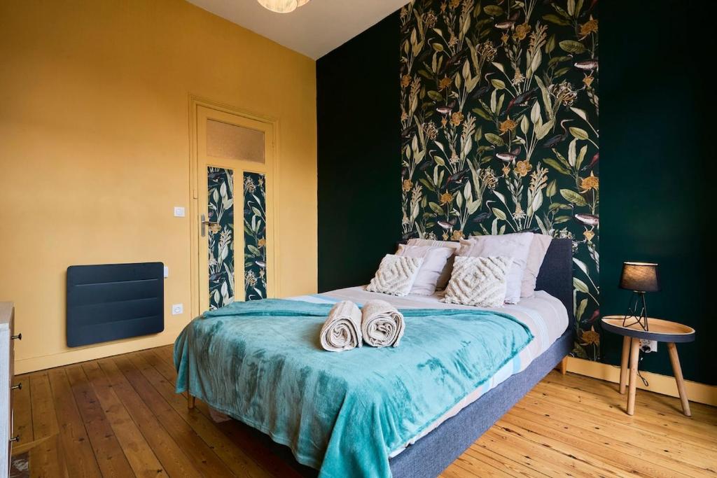 une chambre avec un lit avec deux paires de chaussures dessus dans l'établissement Appart lumineux, 4P, balcon, proche marché, à Lille