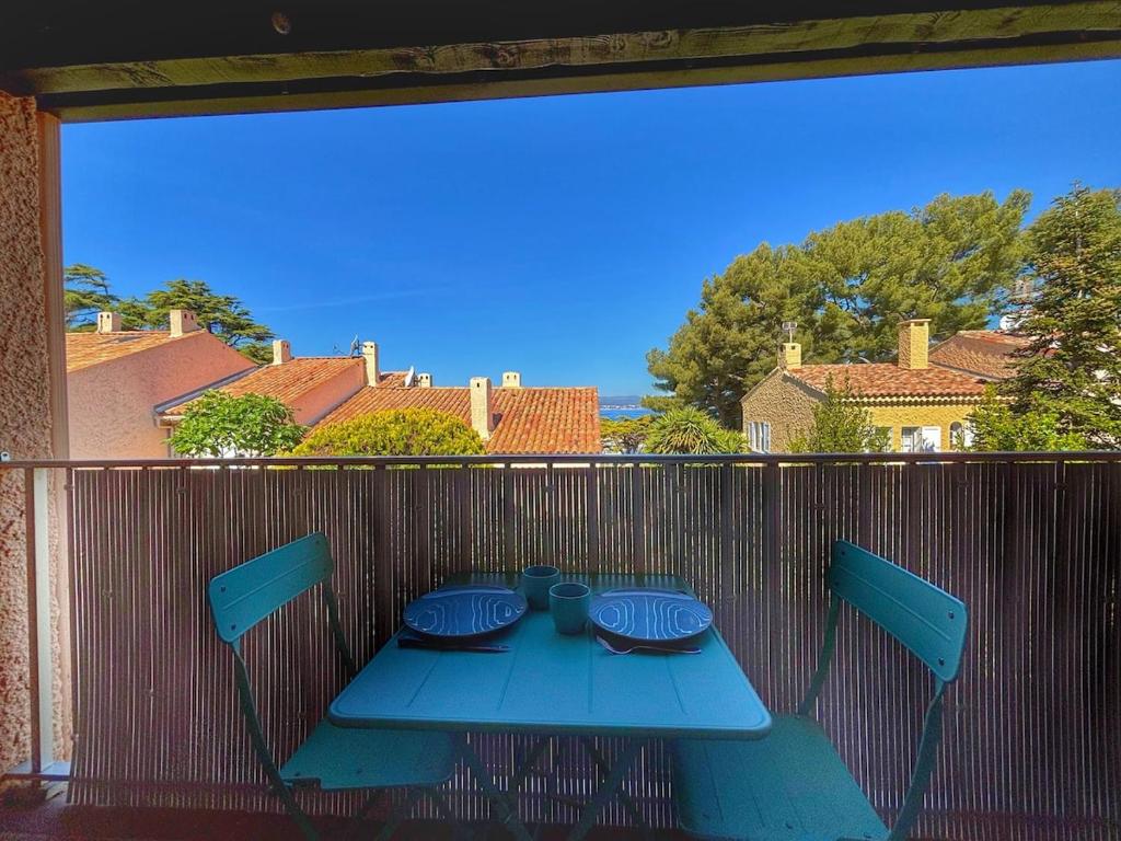 a blue table and chairs sitting on a balcony at Evasion en bord de mer - La Madrague, Saint-Cyr-sur-Mer in La Madrague