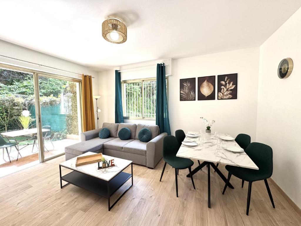 un salon avec un canapé et une table dans l'établissement CC G Le Jardin du Mont Rabeau, à Nice