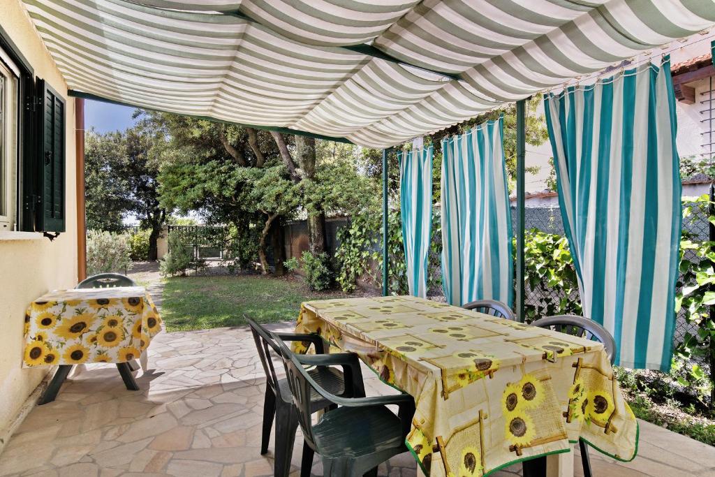 a patio with a table and chairs under a pergola at Villa Chiara -Marina Di Pietrasanta in Marina di Pietrasanta