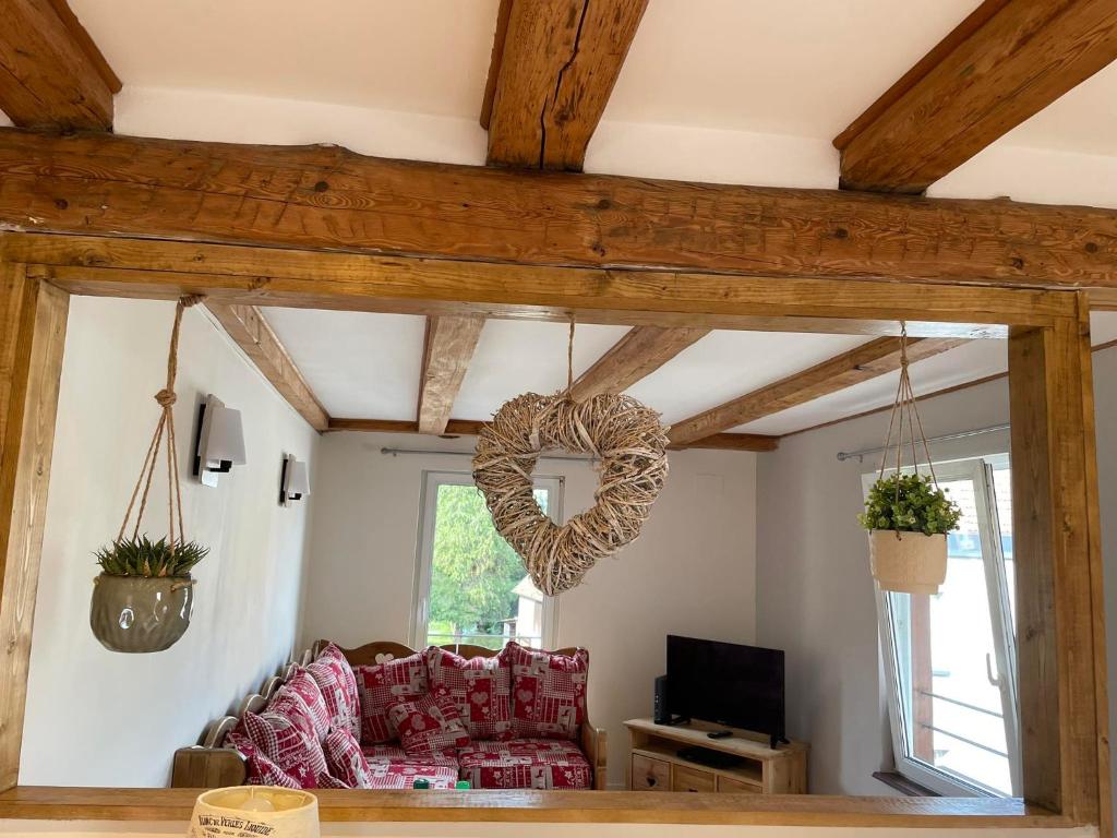 TV a/nebo společenská místnost v ubytování Gites des Mines d'Argent- Le Saint-Louis 5 personnes avec terrasse privative-Le Saint-Barthélemy 4 personnes