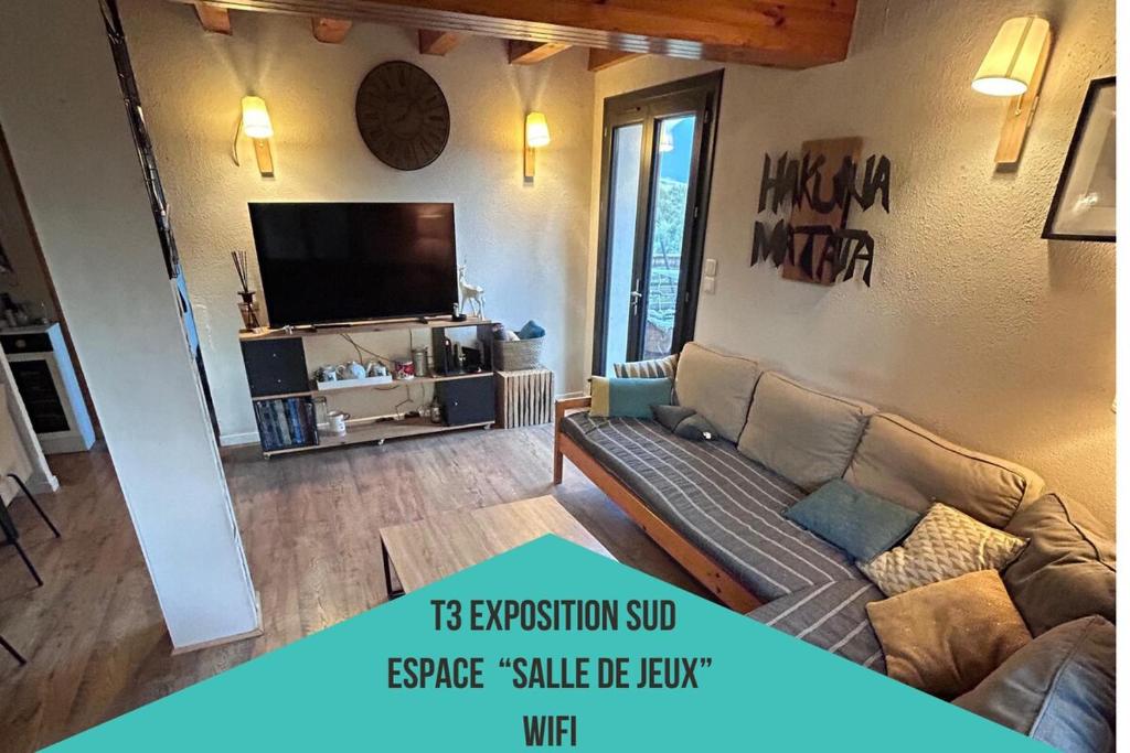 ein Wohnzimmer mit Couch und Flachbildfernseher in der Unterkunft Maison cosy, garage, jardin, terrasse vue montagne in Font Romeu Odeillo Via
