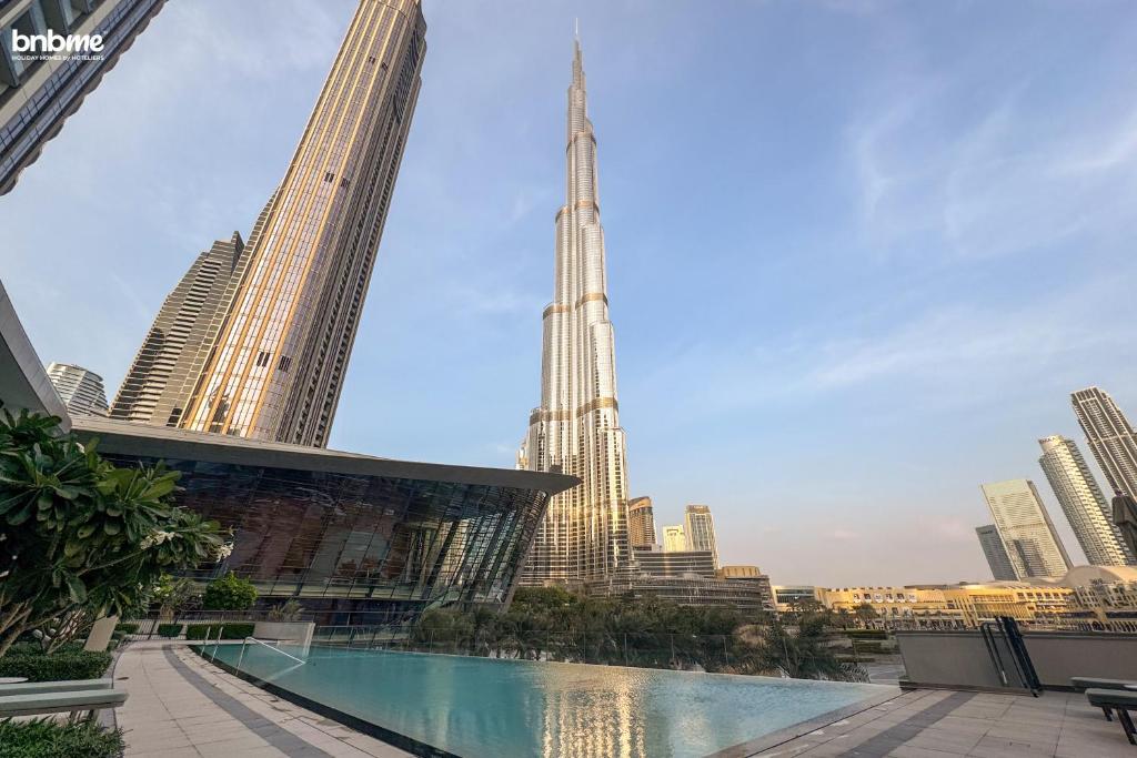 Swimmingpoolen hos eller tæt på bnbme - Luxury Downtown Dubai Apt Burj Khalifa Fountain Views Pool Gym Parking