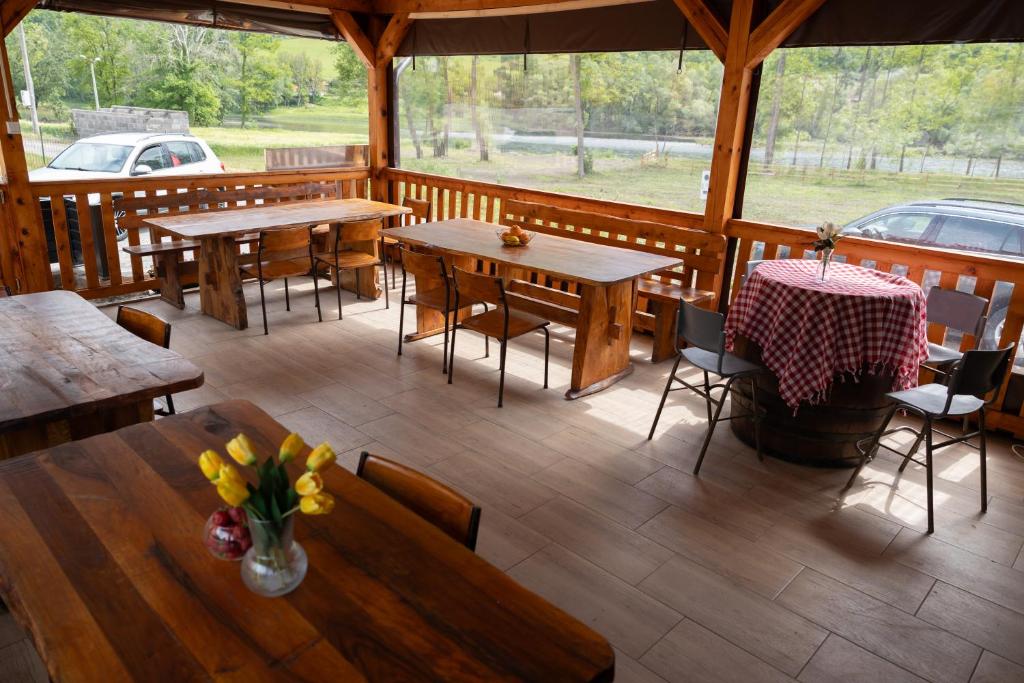 Restaurace v ubytování Apartmani Dejavu na Drini