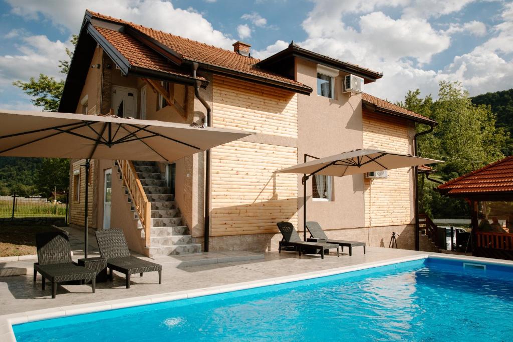 Bazén v ubytování Apartmani Dejavu na Drini nebo v jeho okolí