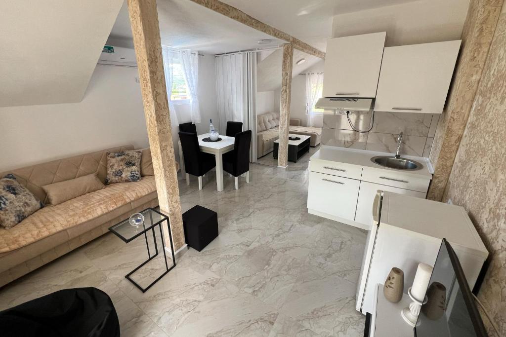 Kuchyň nebo kuchyňský kout v ubytování Apartmani Dejavu na Drini