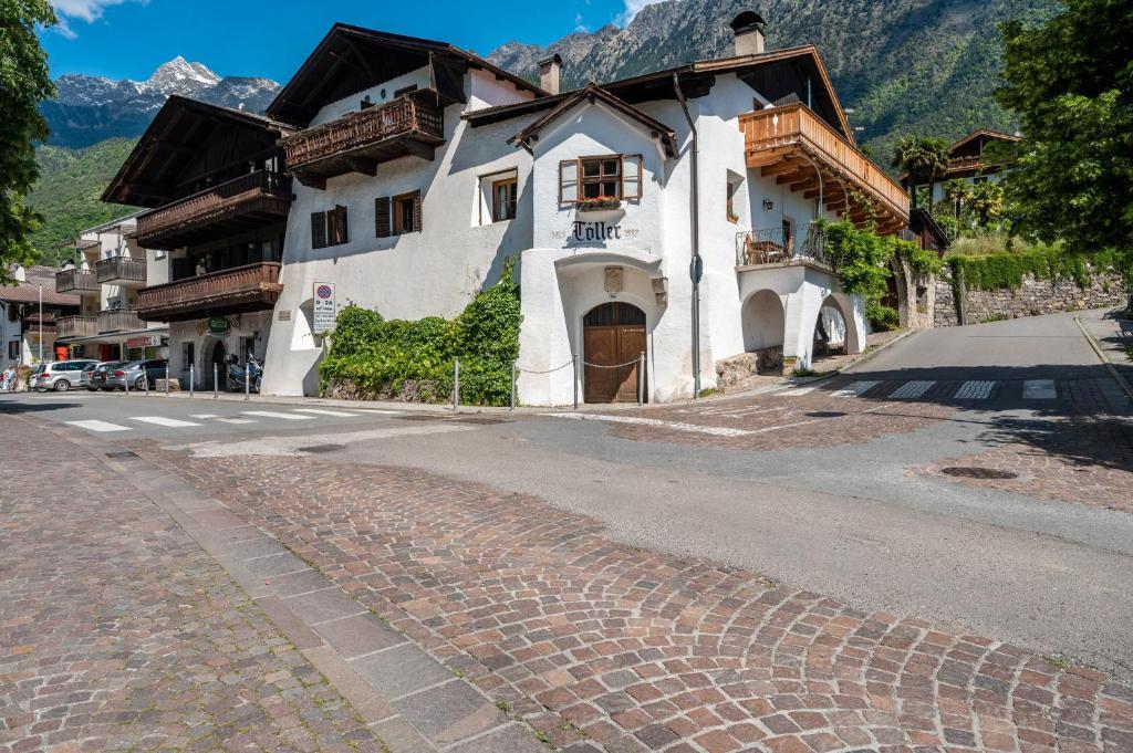 un edificio al costado de una calle en Biobauernhof Toellerhof, en Lagundo