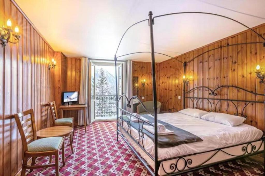 Postel nebo postele na pokoji v ubytování Hotel Le Chamonix
