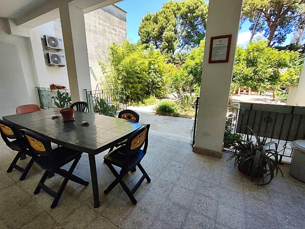 stół i krzesła w pokoju z patio w obiekcie Federico's Vila w mieście Lecce