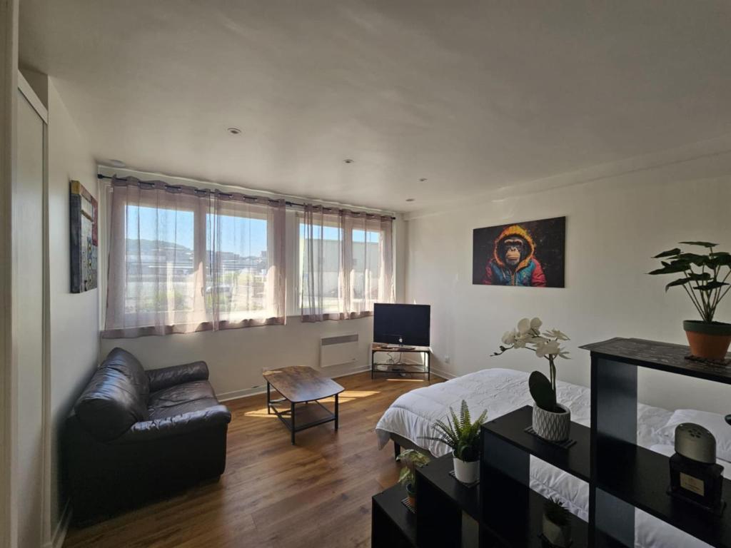 un salon avec un lit et un canapé dans l'établissement L'atelier des Reves, à Fécamp