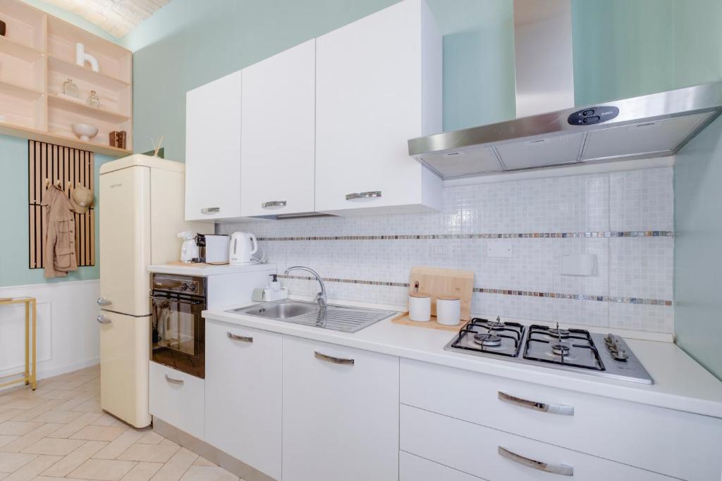 A kitchen or kitchenette at Design Loft - Nel cuore di Roma