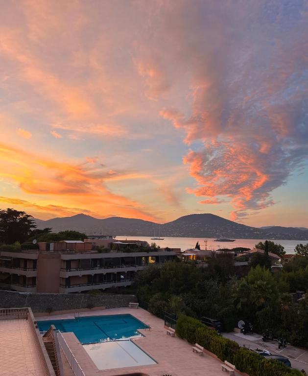 - une vue sur le coucher du soleil depuis le balcon du complexe dans l'établissement BELLEVUE HÉRACLÉE, à Saint-Tropez