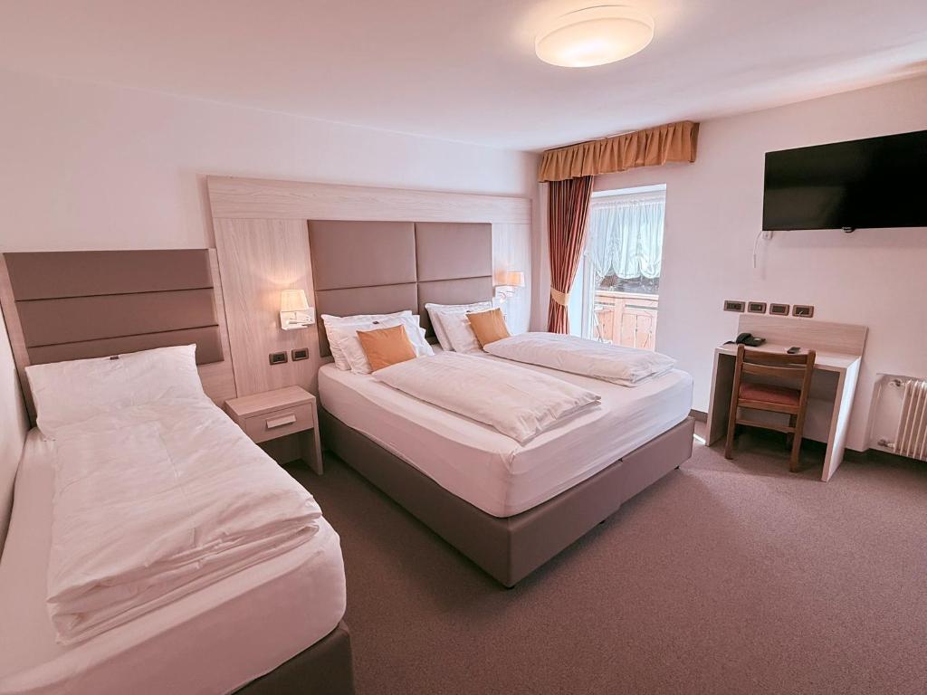 Postel nebo postele na pokoji v ubytování Hotel Rosalpina