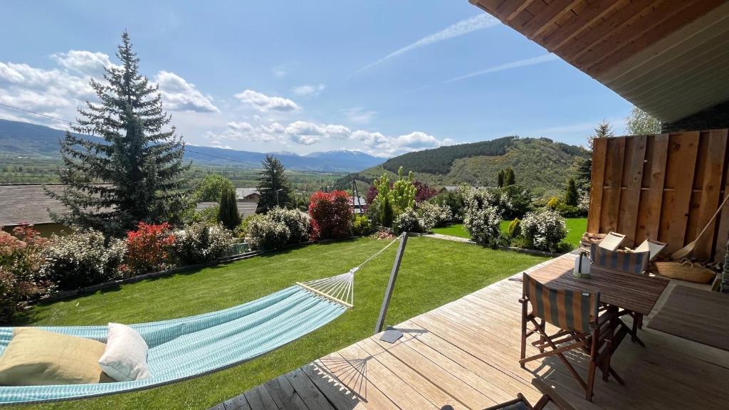 a hammock on a patio with a view of a yard at Moixeró casa en Estavar in Estavar