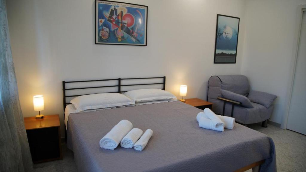 a bedroom with a bed with towels on it at La casa di Sonia in Termoli
