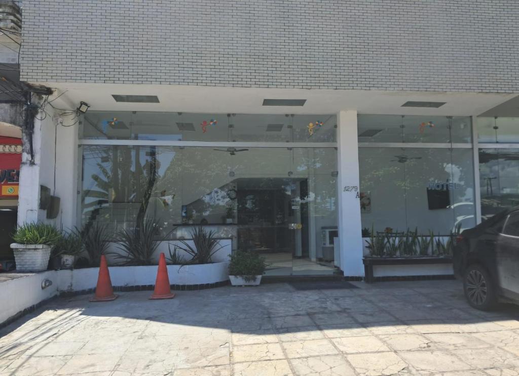 レシフェにあるPousada Recife Tropicalの建物の前にオレンジ色の円錐形が2つ