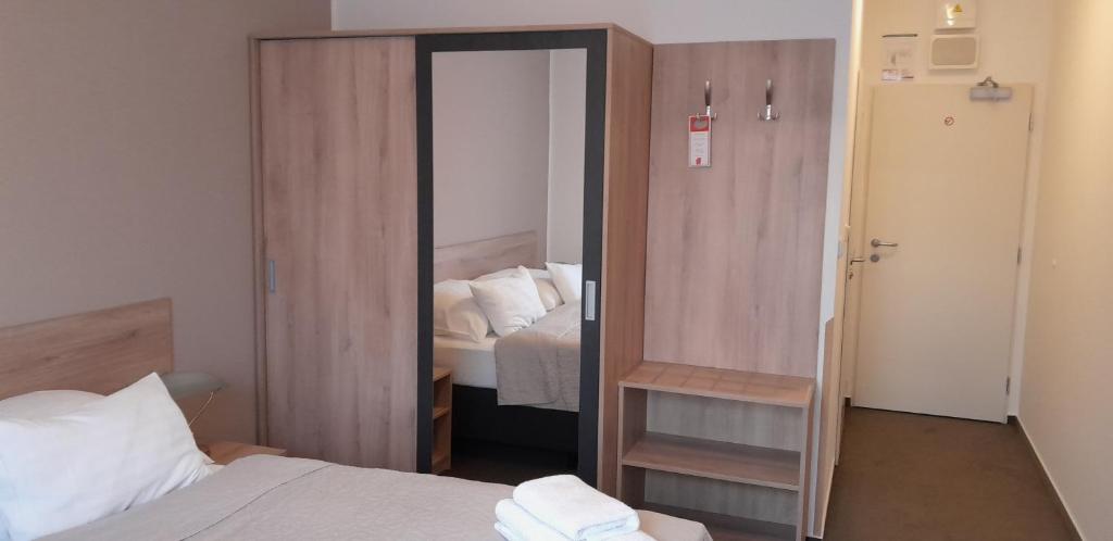 Postel nebo postele na pokoji v ubytování HOTEL ARÉNA