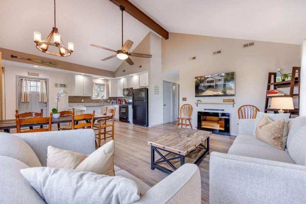 Una sala de estar con dos sofás y un comedor. en Hot Tub Walk to Beach and Dog Friendly, en Kill Devil Hills