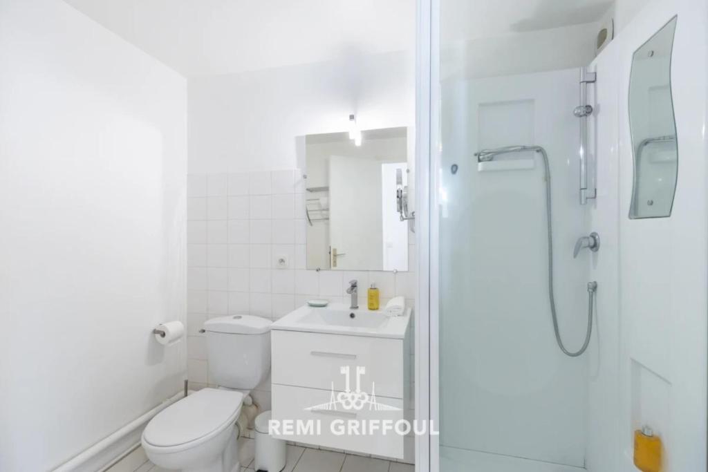 Kúpeľňa v ubytovaní Hypolite 3 New- Nice flat for 4 - 80 meters from the Port of Honfleur