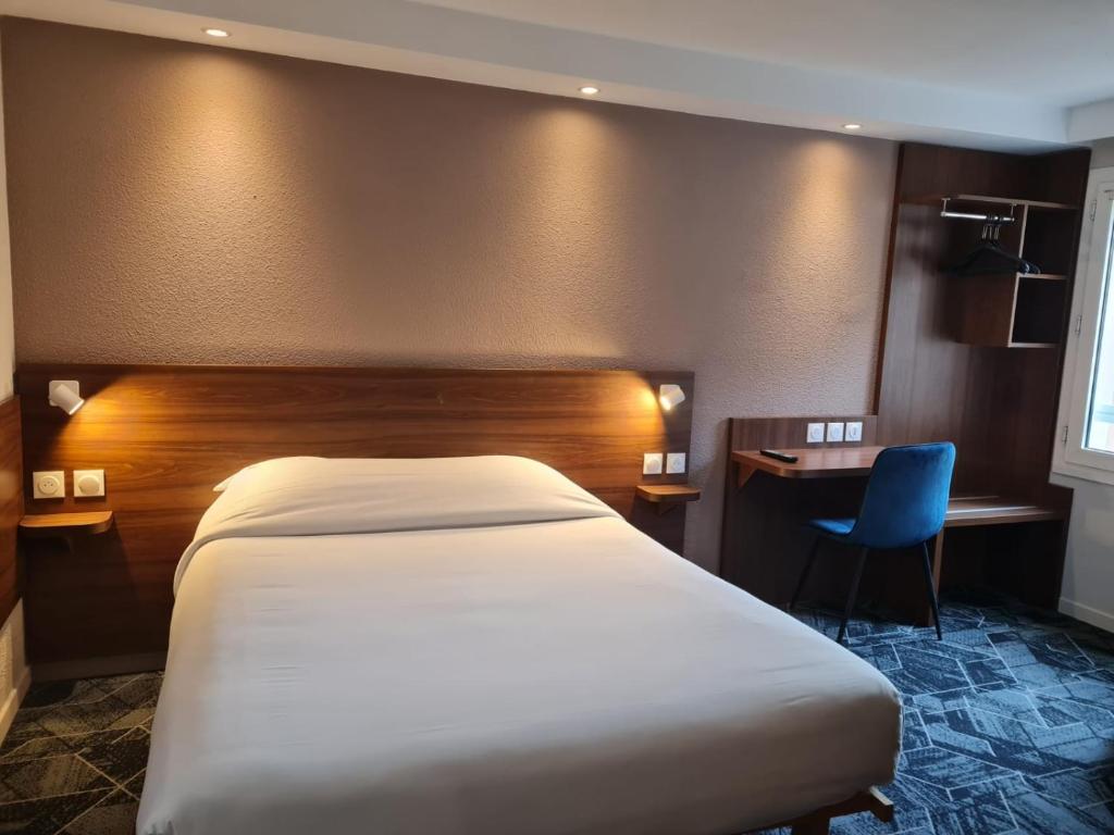 Postel nebo postele na pokoji v ubytování Hôtel Arcades