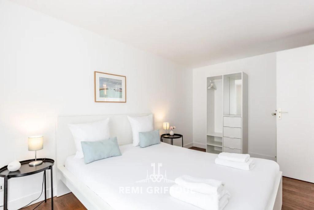 Posteľ alebo postele v izbe v ubytovaní Hypolite 3 New- Nice flat for 4 - 80 meters from the Port of Honfleur