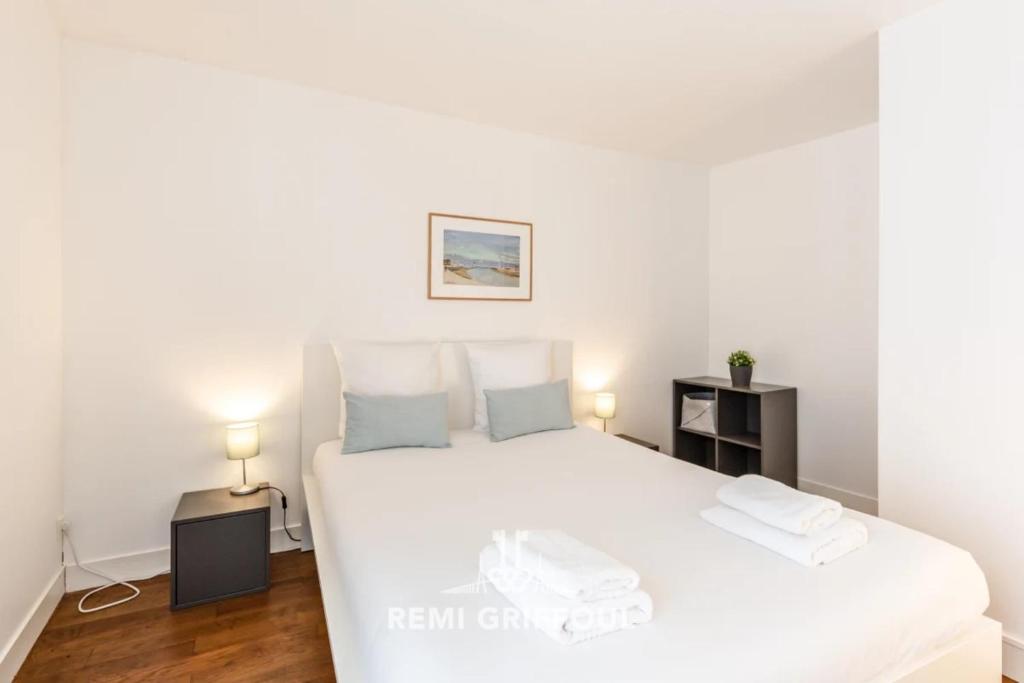 Posteľ alebo postele v izbe v ubytovaní Hypolite 3 New- Nice flat for 4 - 80 meters from the Port of Honfleur