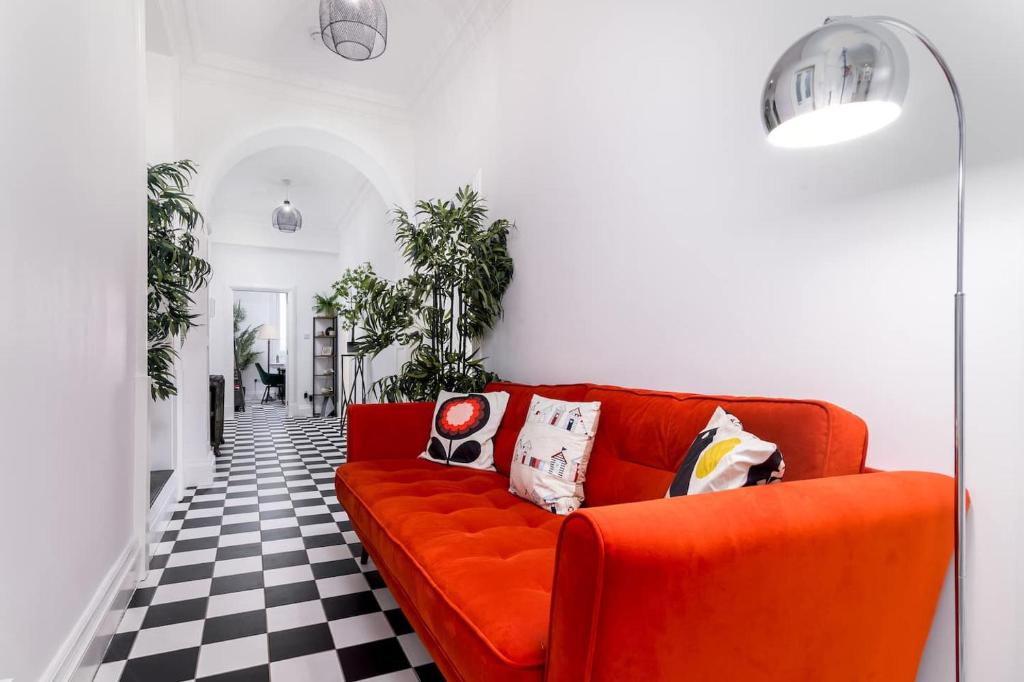 Гостиная зона в No 8 Metropole Towers, Stunning Sea Views!