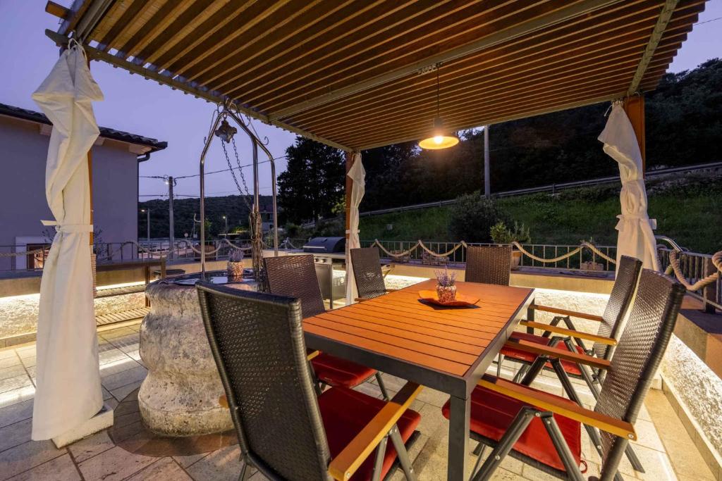 drewniany stół i krzesła na patio w obiekcie Holiday home in Krnica - Istrien 38131 w mieście Krnica