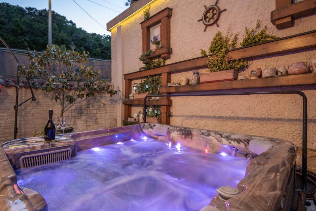 wanna z hydromasażem na podwórku domu w obiekcie Holiday home in Krnica - Istrien 38131 w mieście Krnica