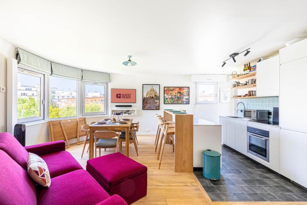 Photo de la galerie de l'établissement GuestReady - Sunny Chic Retreat with Balcony, à Paris