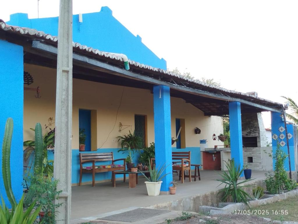São MamedeEco Pousada Tigipió的蓝白色房子,配有桌椅
