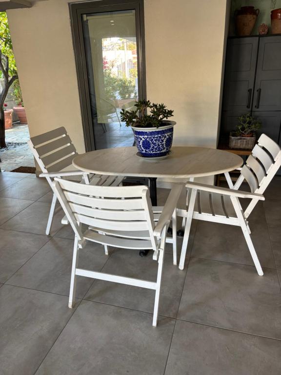 Patio nebo venkovní prostory v ubytování Charming Coastal Retreat
