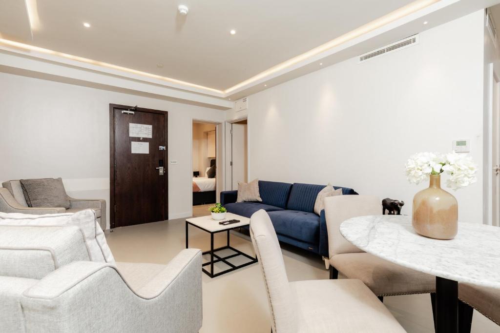 High Street Kensington Apartments في لندن: غرفة معيشة مع أريكة وطاولة