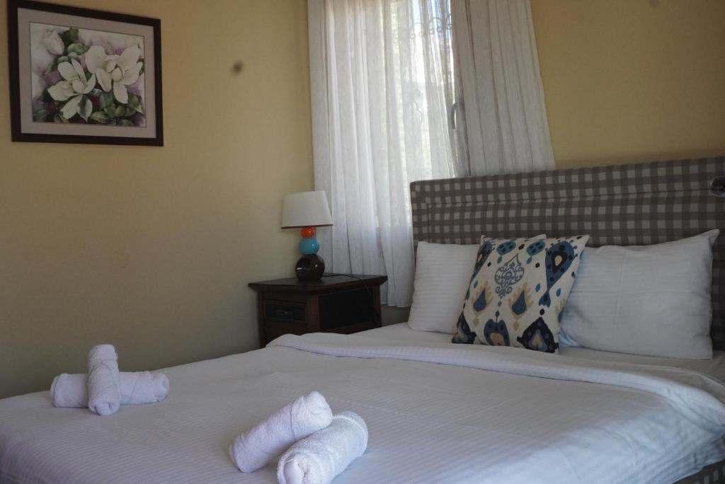 A bed or beds in a room at Cunda Villa Anka