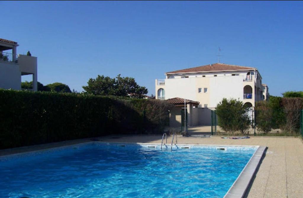 une grande piscine devant un immeuble dans l'établissement Appartement Royan, à Vaux-sur-Mer