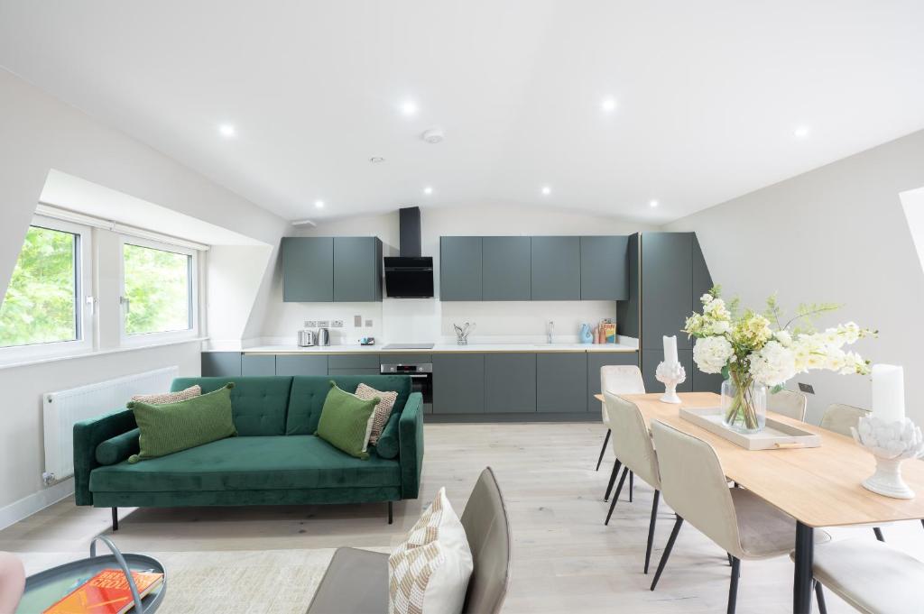 Hotel VESTO Stays Tower Bridge, a living room with a green couch and a table at VESTO Stays Tower Bridge in London