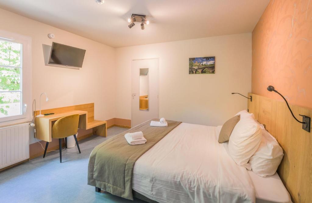 Ένα ή περισσότερα κρεβάτια σε δωμάτιο στο L'HÔTEL DES BAINS - Salles-la-Source