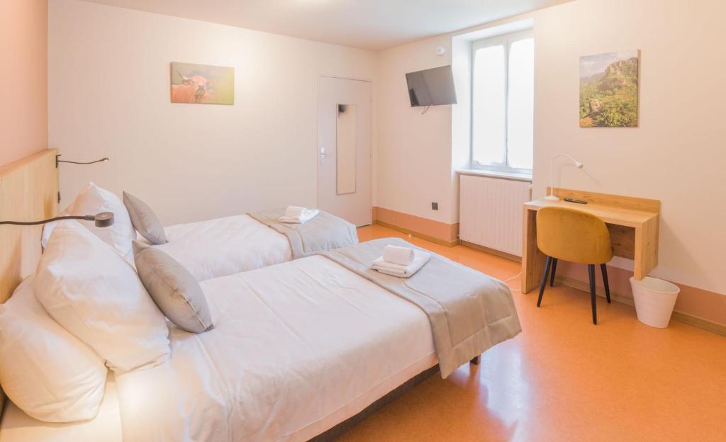 Ένα ή περισσότερα κρεβάτια σε δωμάτιο στο L'HÔTEL DES BAINS - Salles-la-Source