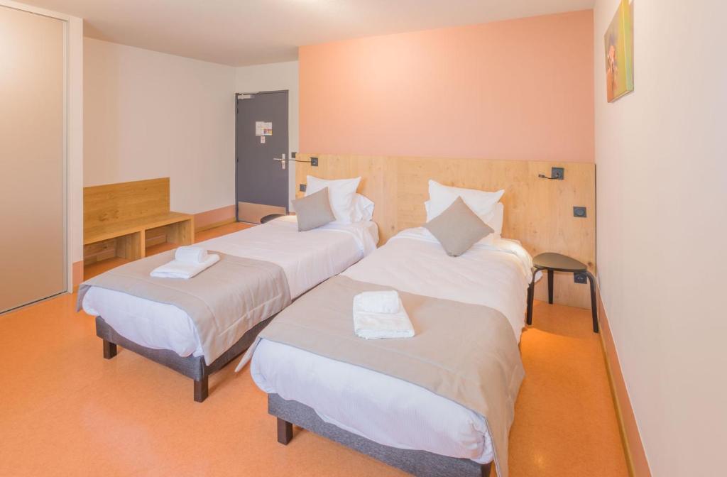 Ένα ή περισσότερα κρεβάτια σε δωμάτιο στο L'HÔTEL DES BAINS - Salles-la-Source
