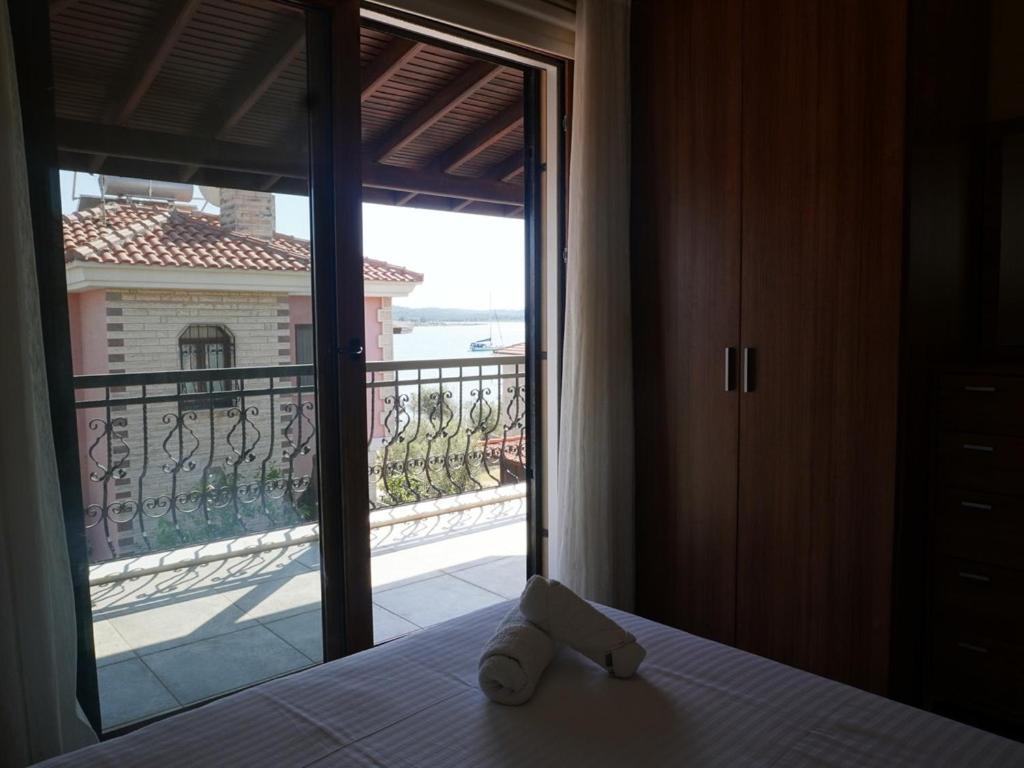 A bed or beds in a room at Cunda Villa Anka