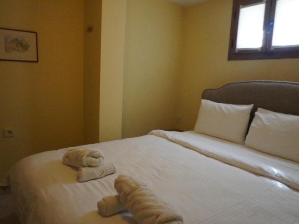 A bed or beds in a room at Cunda Villa Anka