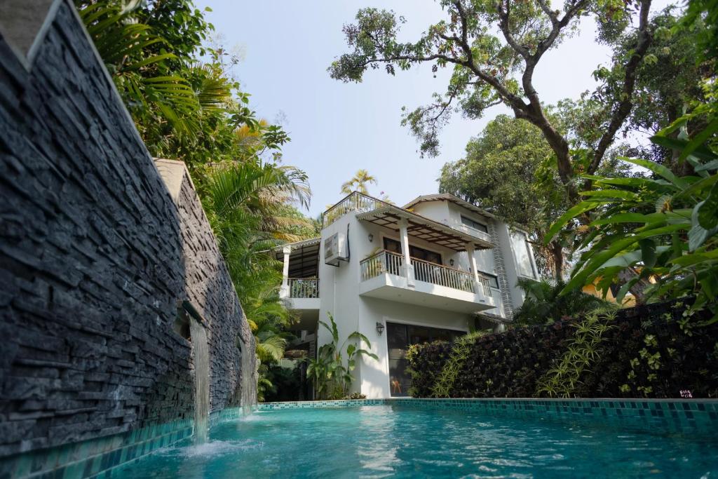 アンジュナにあるVilla Anjuna By Akama Homesの建物前のスイミングプール付き住宅
