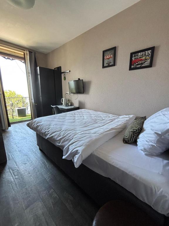 Uma cama ou camas num quarto em Hotel Parc & Lac