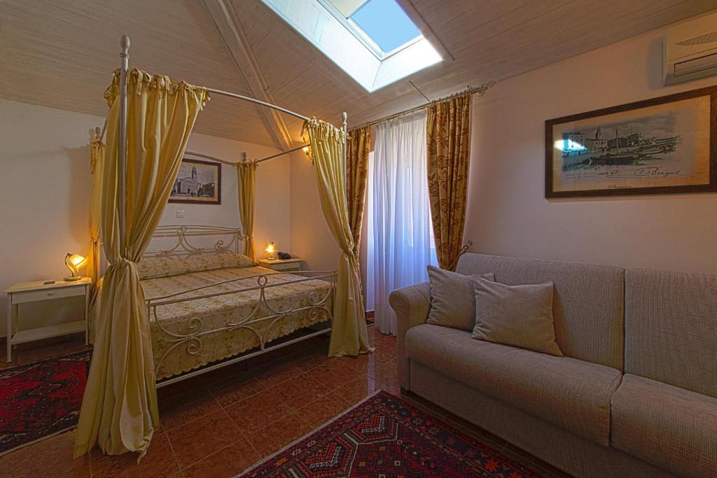 a living room with a bed and a couch at Villetta Phasiana in Fažana