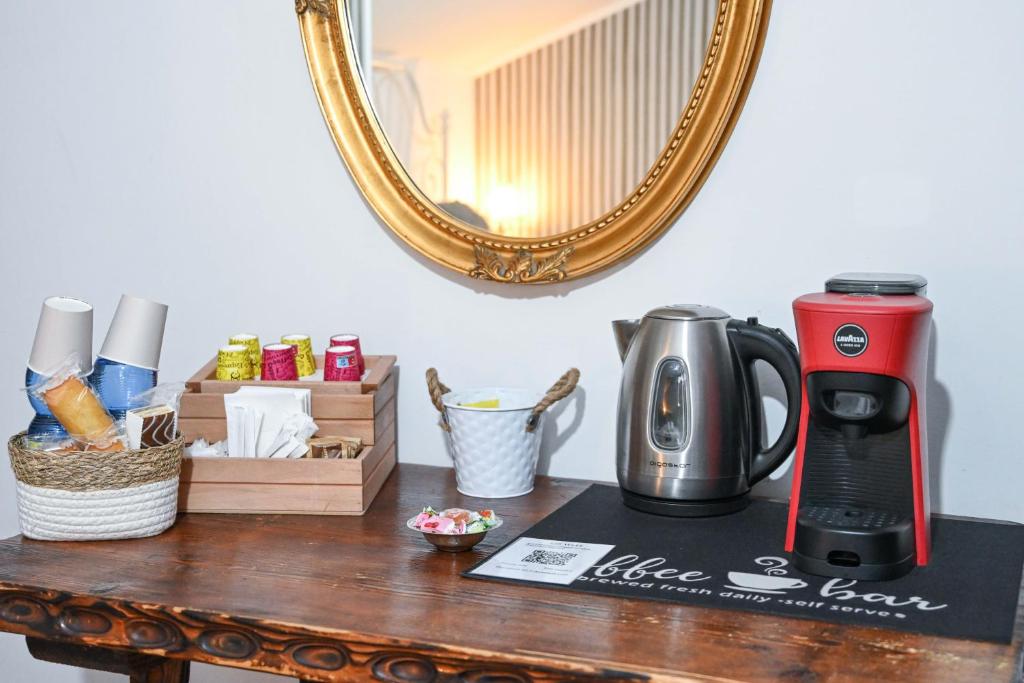 Příslušenství pro přípravu čaje a kávy v ubytování A Casa di Lu' Elegant Rooms