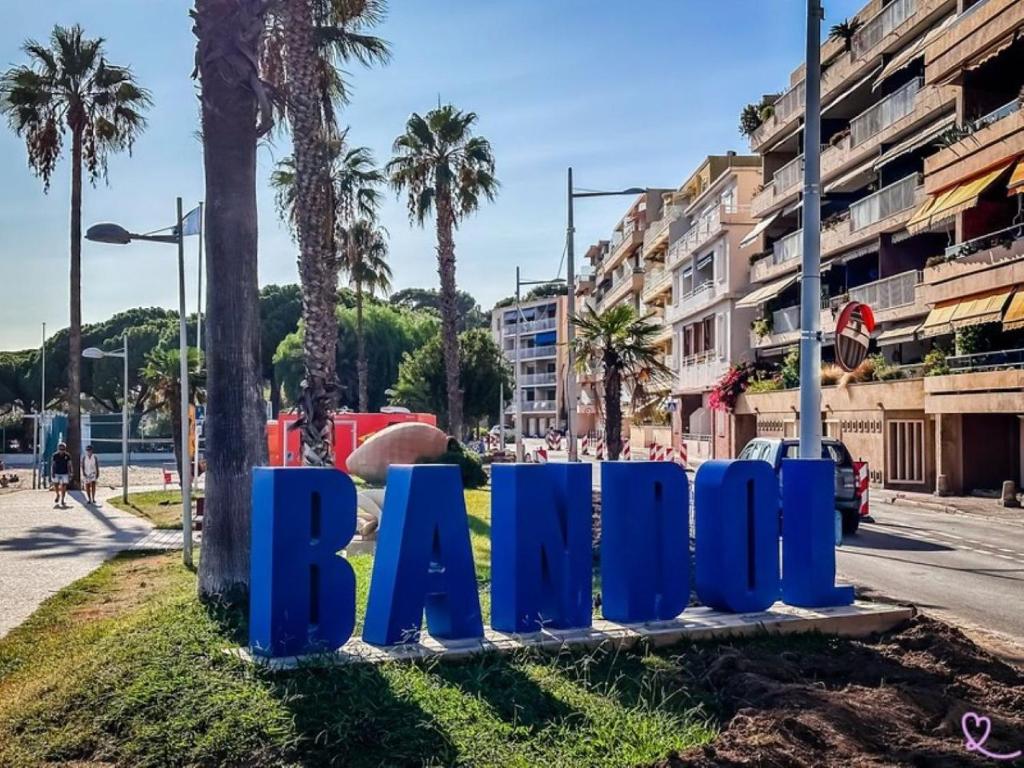 un panneau bleu indiquant radio dans une rue de la ville dans l'établissement Chambre d'hôte Centre Ville Bandol, à Bandol