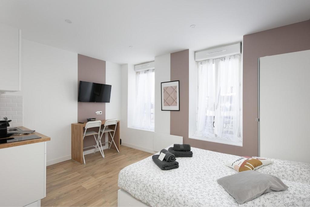 une chambre avec un lit et une cuisine avec une table dans l'établissement Chouchen, à Brest